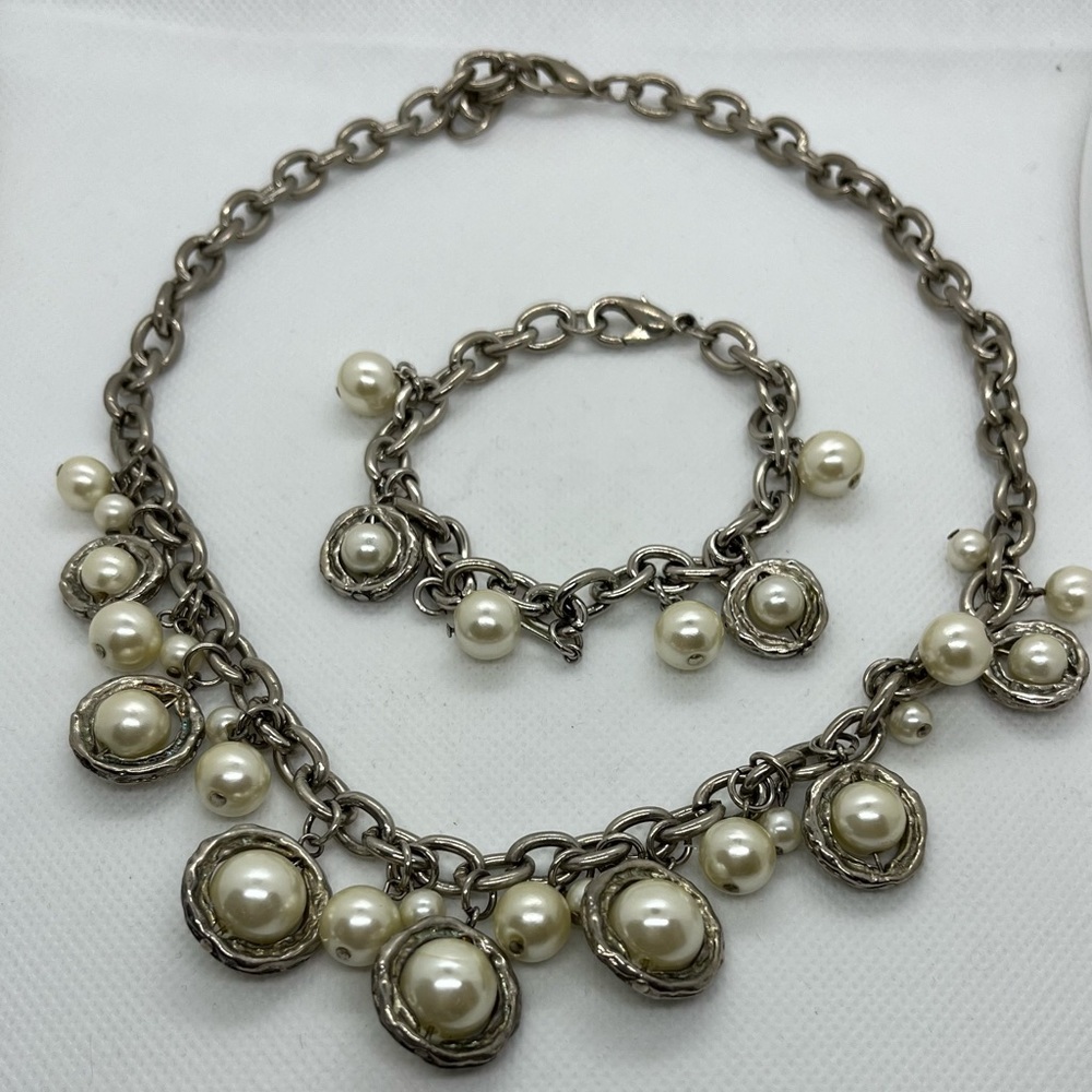 Chunky pearl and silver toned necklace and bracelet set